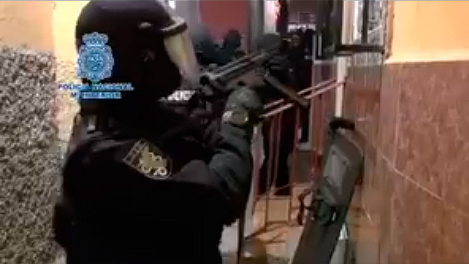 Imagen de la operación policial en la que ha sido detenido un hombre en Melilla por presunta relación con el Estado Islámico