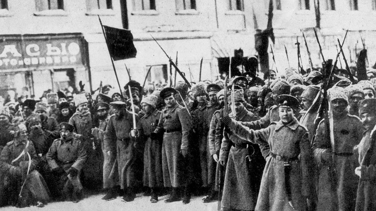 Imagen de Octubre de 1917. Soldados rusos vitorean a la Duma al hacerse publica la abdicacion de Nicolas II