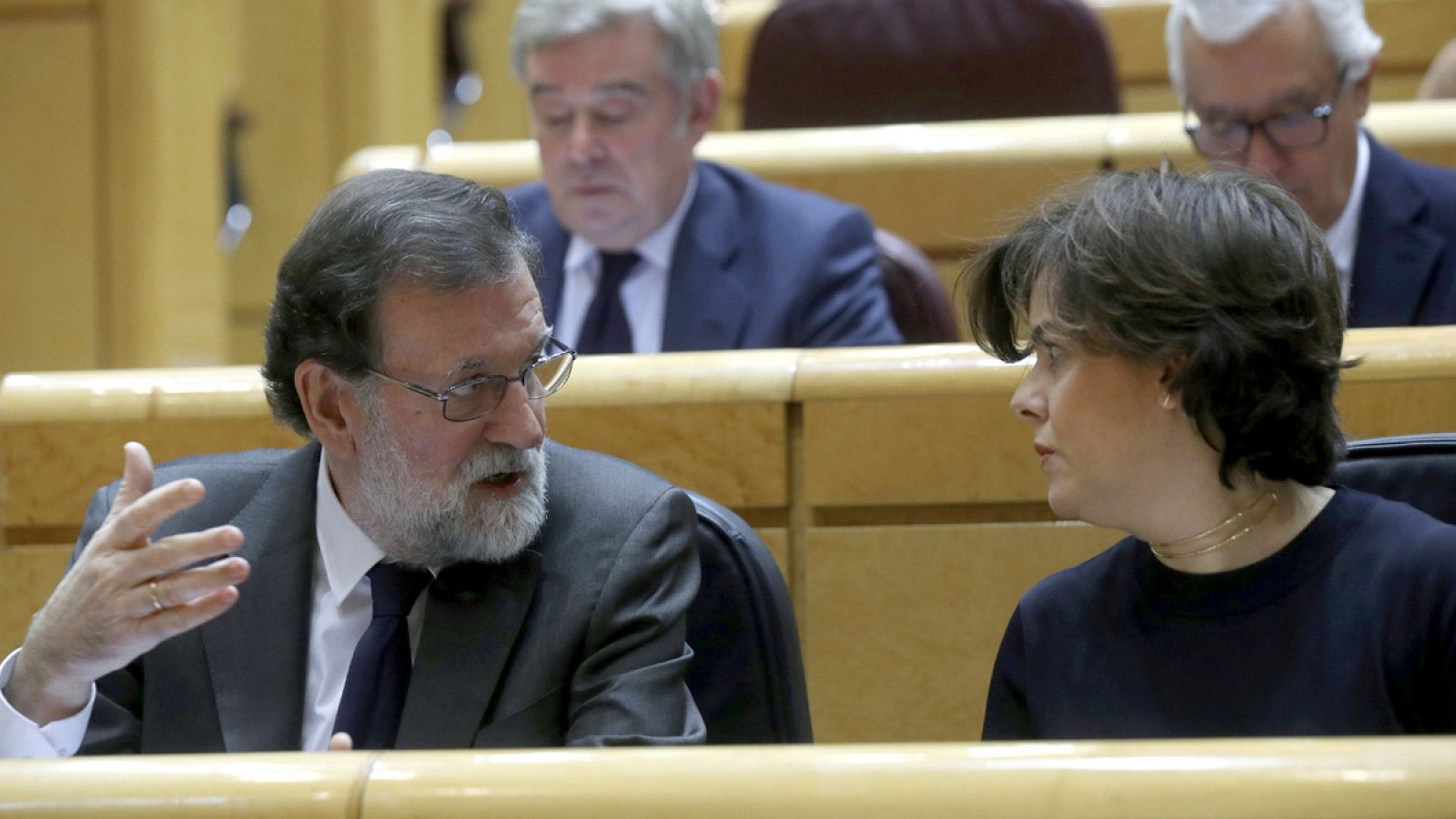 Rajoy conversa con la vicepresidenta del Gobierno, Soraya Sáenz de Santamaría, en el Senado