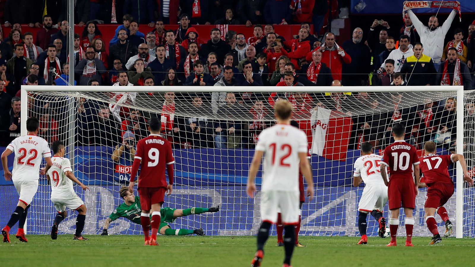 Ben Yedder, del Sevilla, transforma el penalti que supone su segundo gol ante el Liverpool.