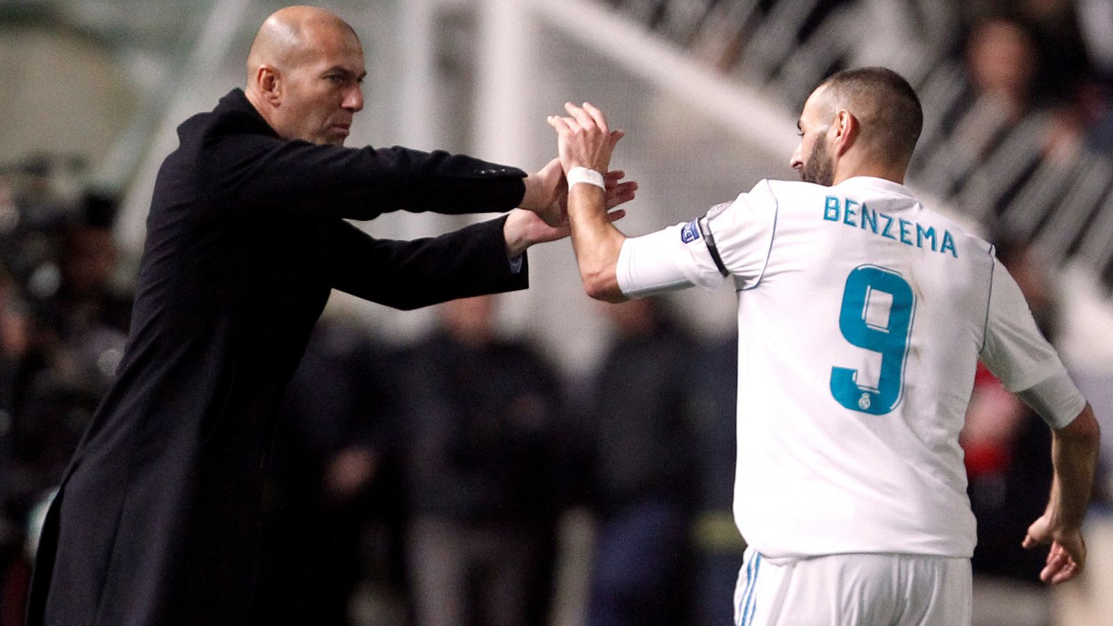 Zidane felicita a Benzema por uno de sus goles ante el APOEL.