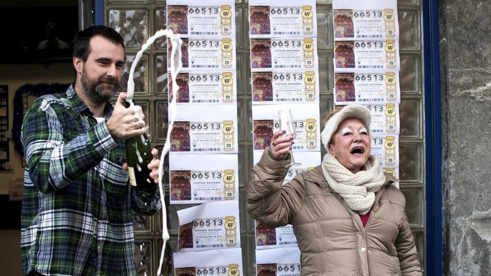 Dos personas brindan en Abadiño que el Gordo de la Lotería de Navidad de 2016 ha caído en este municipio vizcaíno