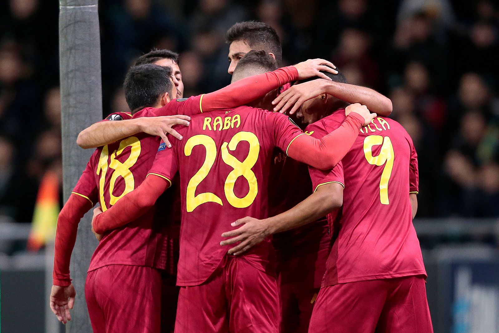 Los jugadores del Villarreal celebran el primer gol de Raba.