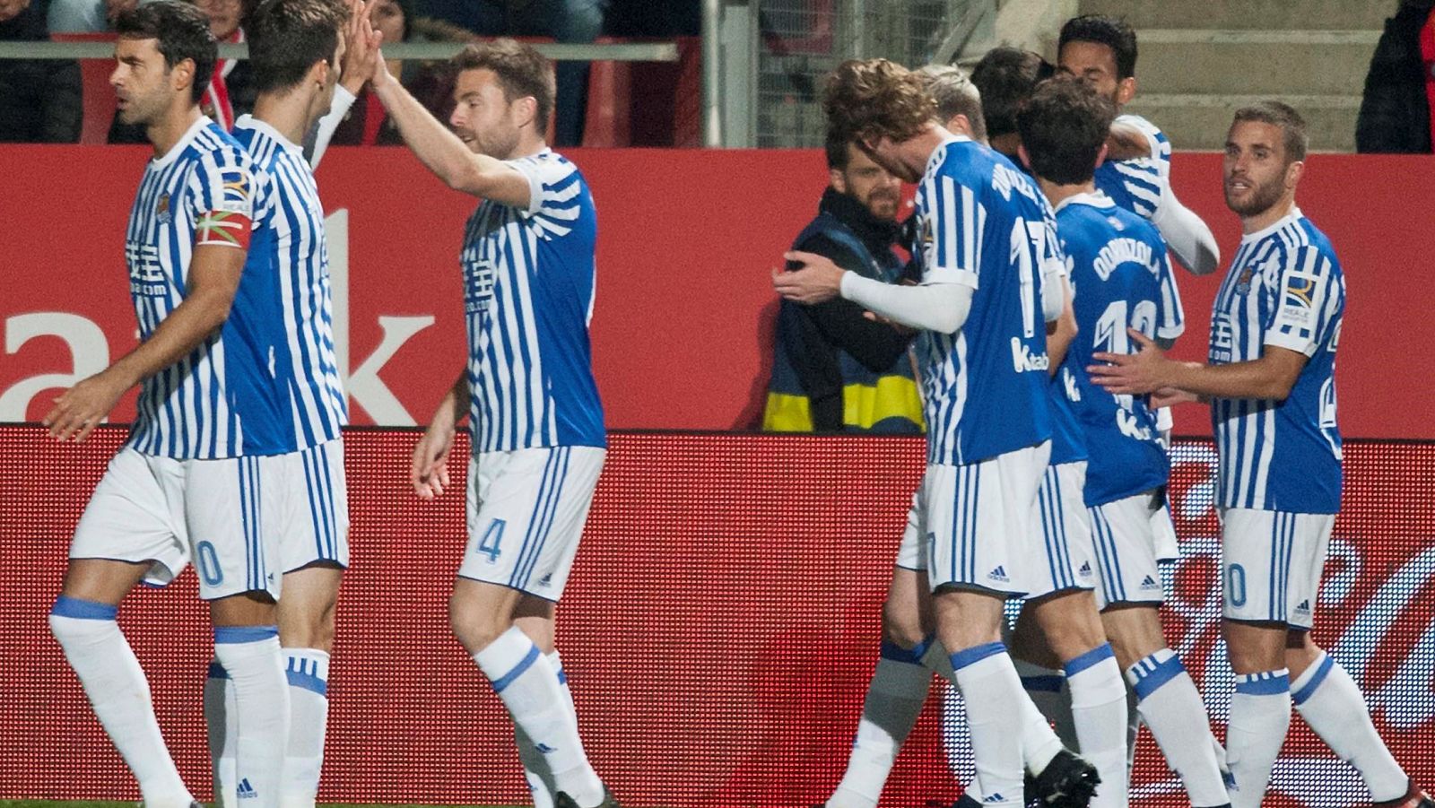 Los jugadores de la Real Sociedad celebran un gol.