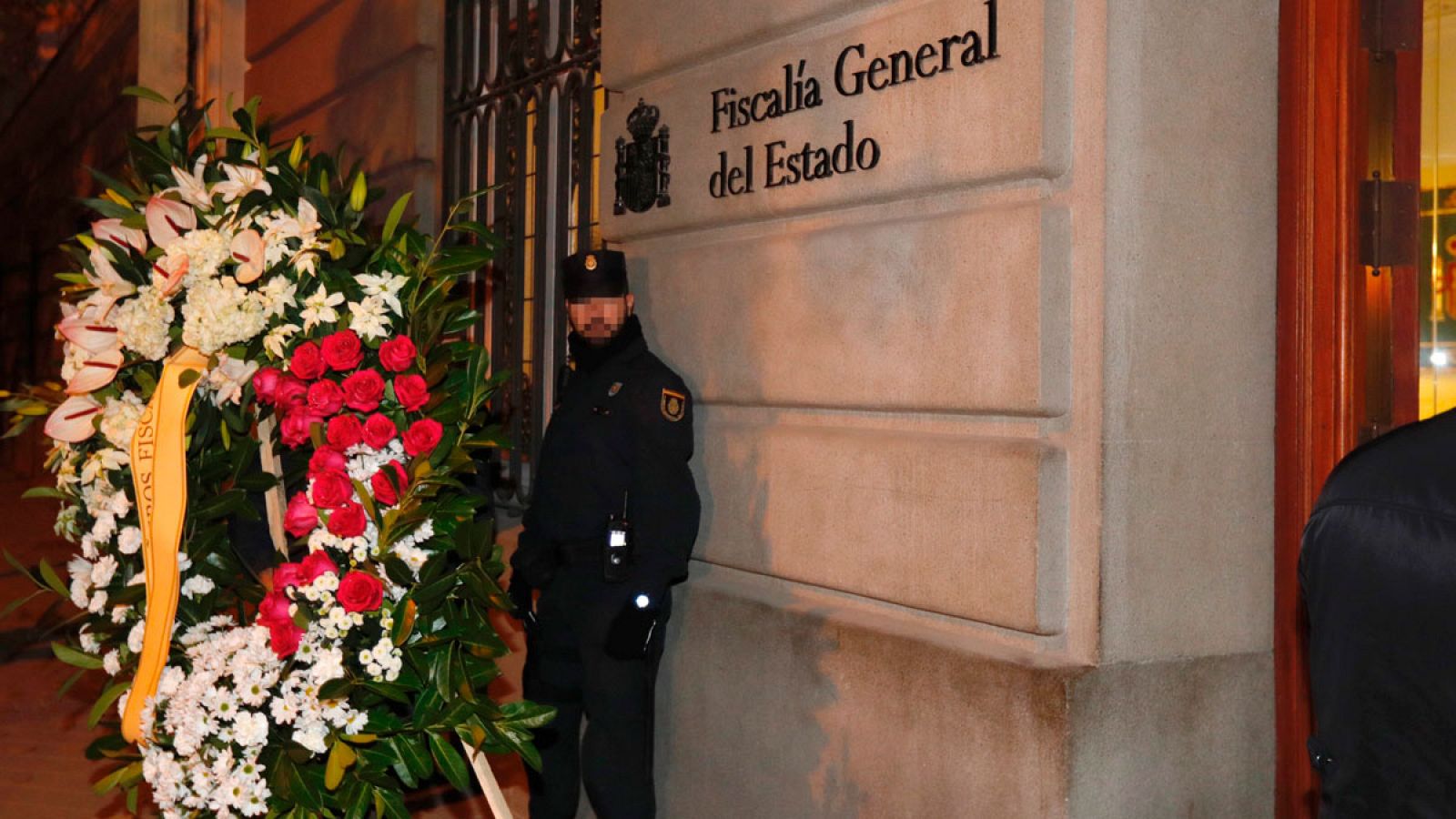 Un corona de flores en la Fiscalía General del Estado por la muerte de Maza