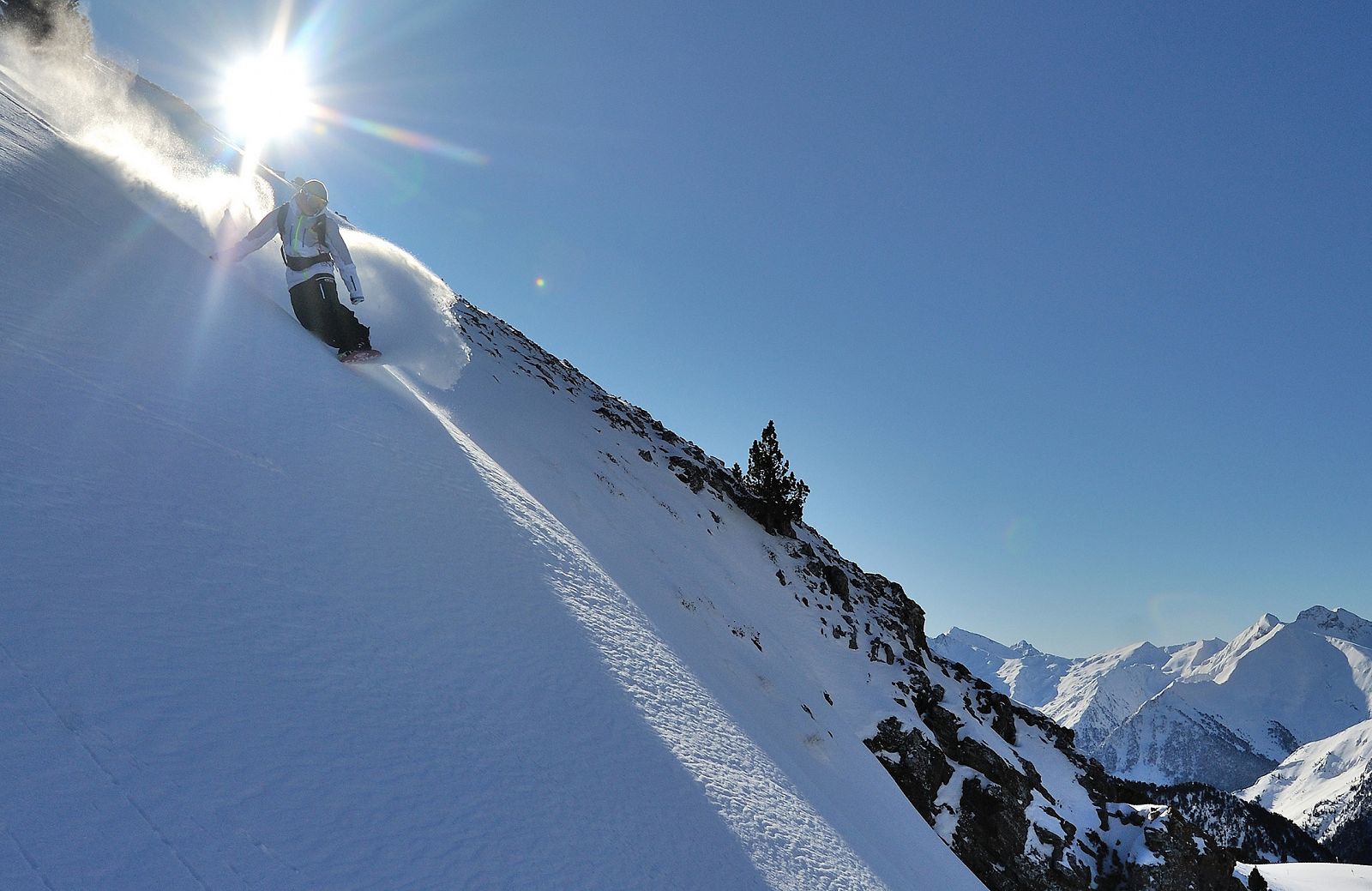 Imagen de un snowboarder deslizándose por una ladera.