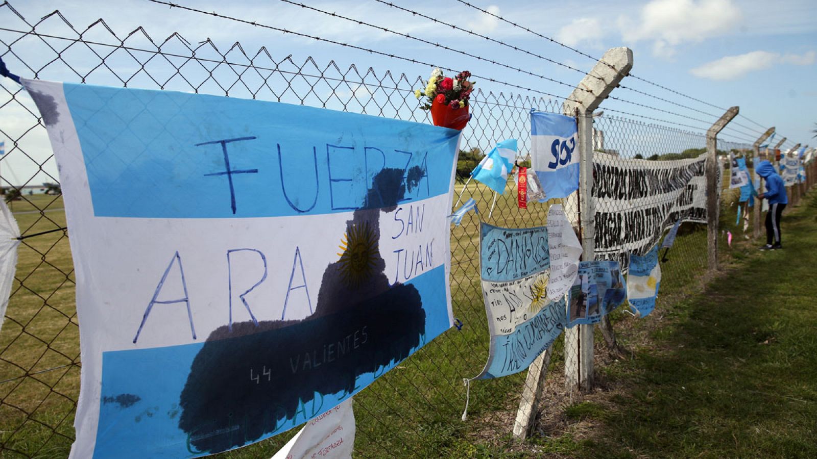 Imagen de flores y mensajes en recuerdo al submarino ARA San Juan en el exterior de la base naval de Mar del Plata (Argentina).