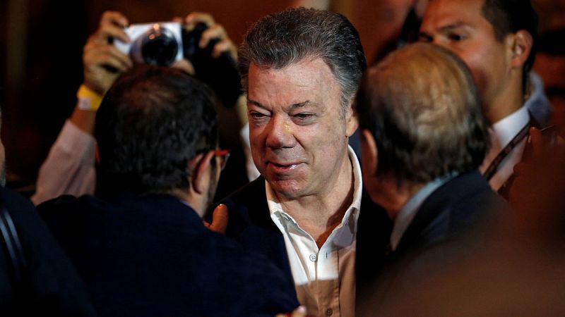 El presidente colombiano, Juan Manuel Santos, saluda al jefe del partido político de las FARC, Rodrigo Londoño, durante el acto para celebrar el primer aniversario de la firma de los acuerdos de paz.