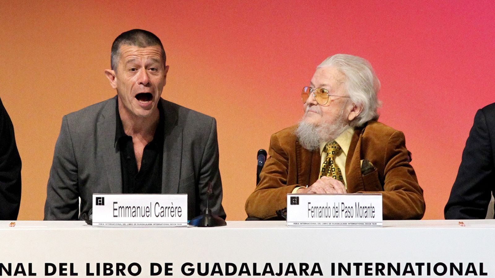 El escritor francés Emmanuel Carrère junto al escritor mexicano Fernando del Paso en la inauguración de la Feria Internacional del Libro de Guadalajara, México