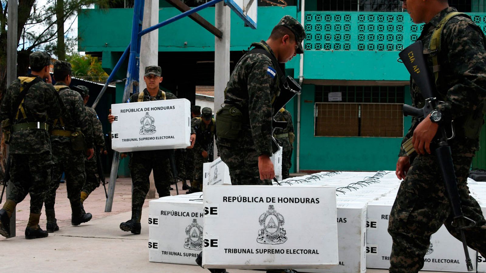 Soldados hondureños trasladan urnas electorales en Tegucigalpa