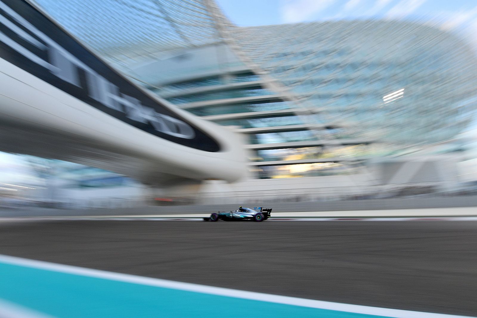 El monoplaza de Bottas, durante la carrera en el circuito de Yas Marina