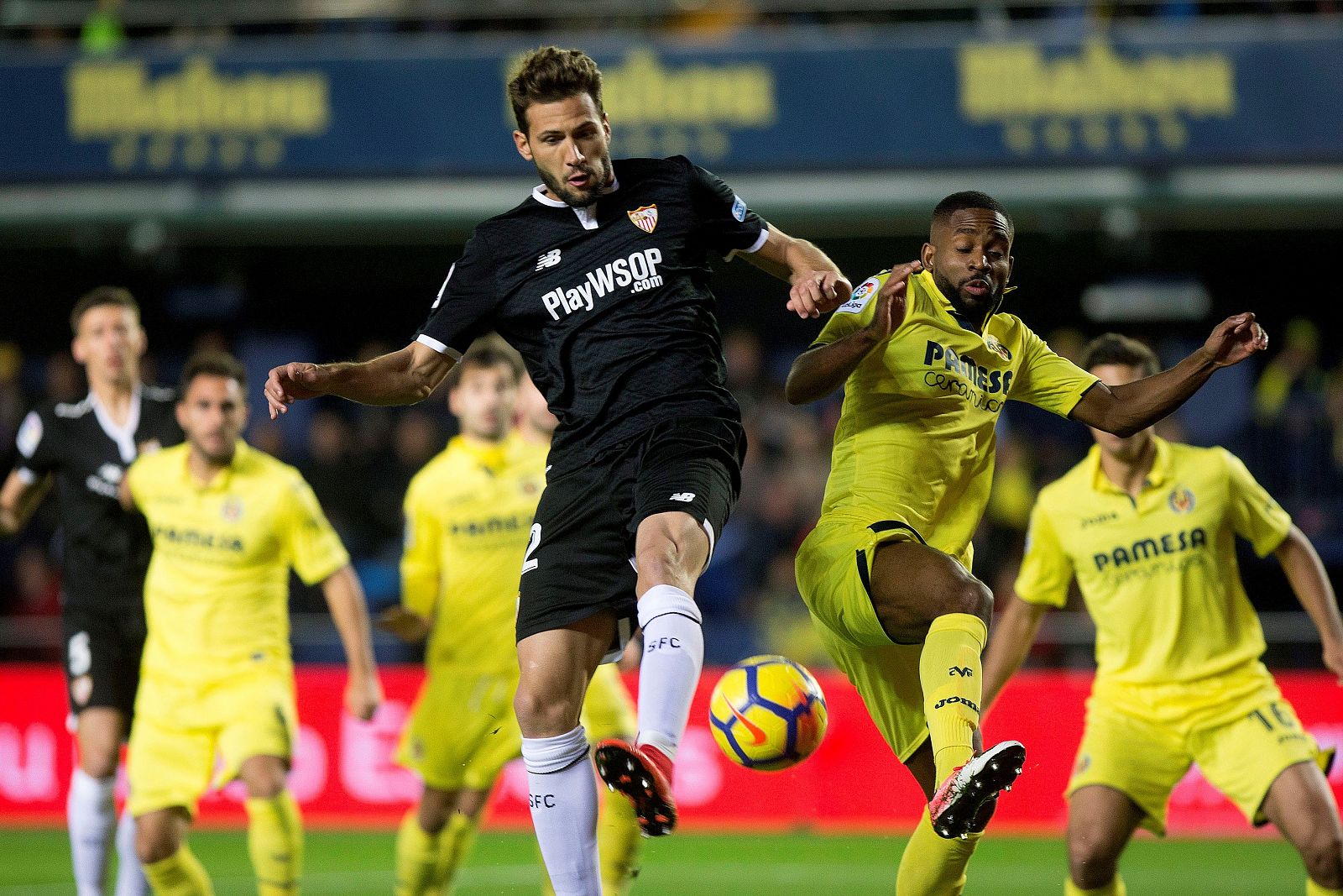 Franco Vázquez (i), disputa un balón con el delantero congoleño del Villarreal, Cedric Bakambu (d), durante el partido.