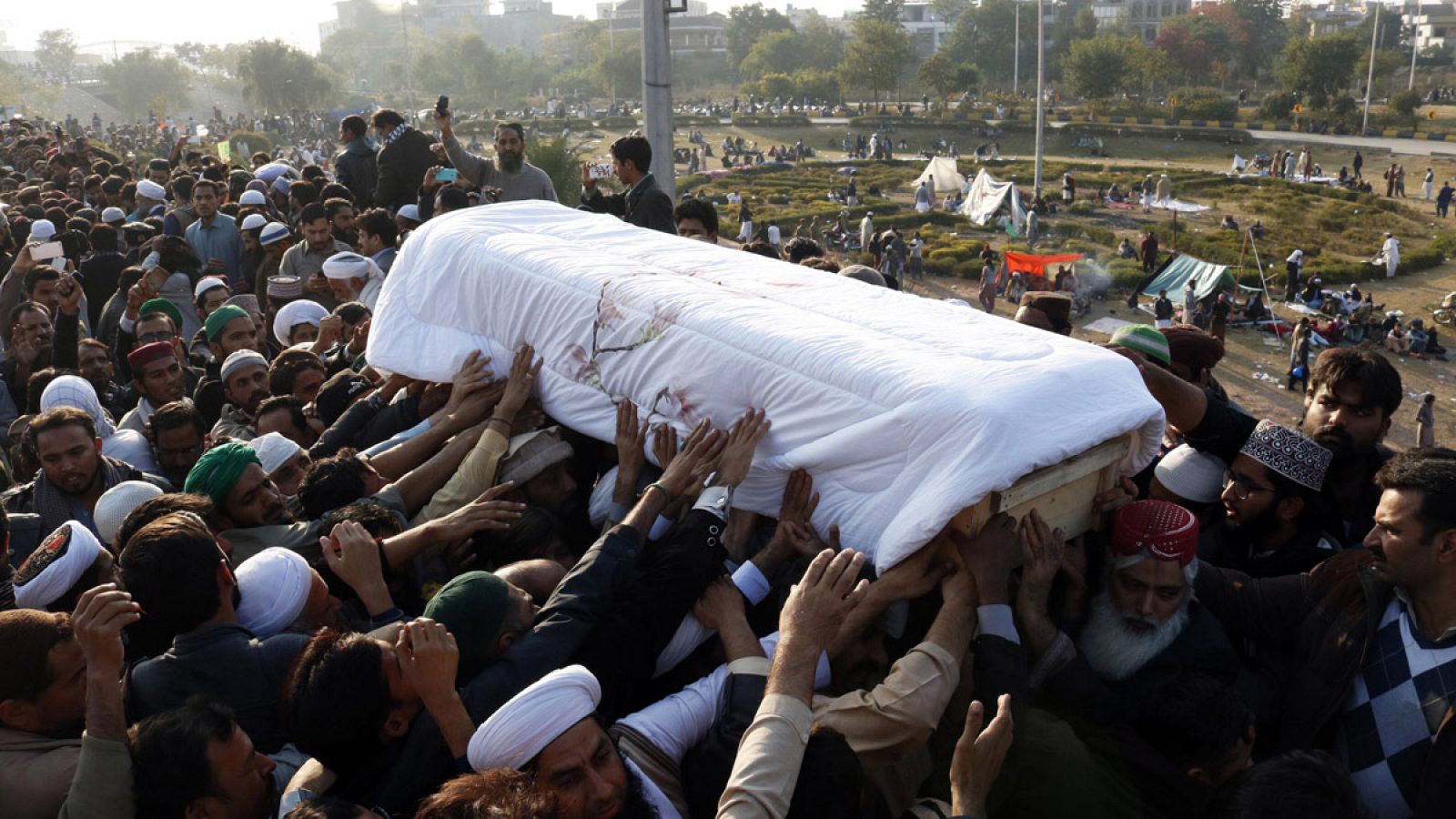 Funeral de una de las víctimas mortales por las protestas contra el ministro de Justicia