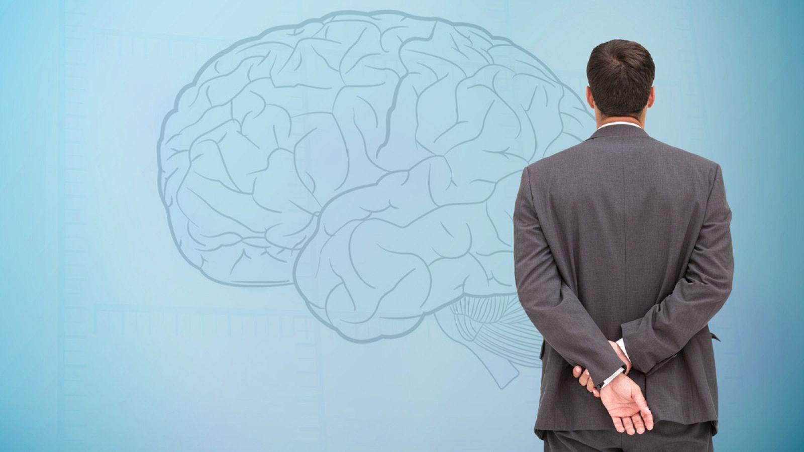 Un hombre de negocios evalúa una estrategia