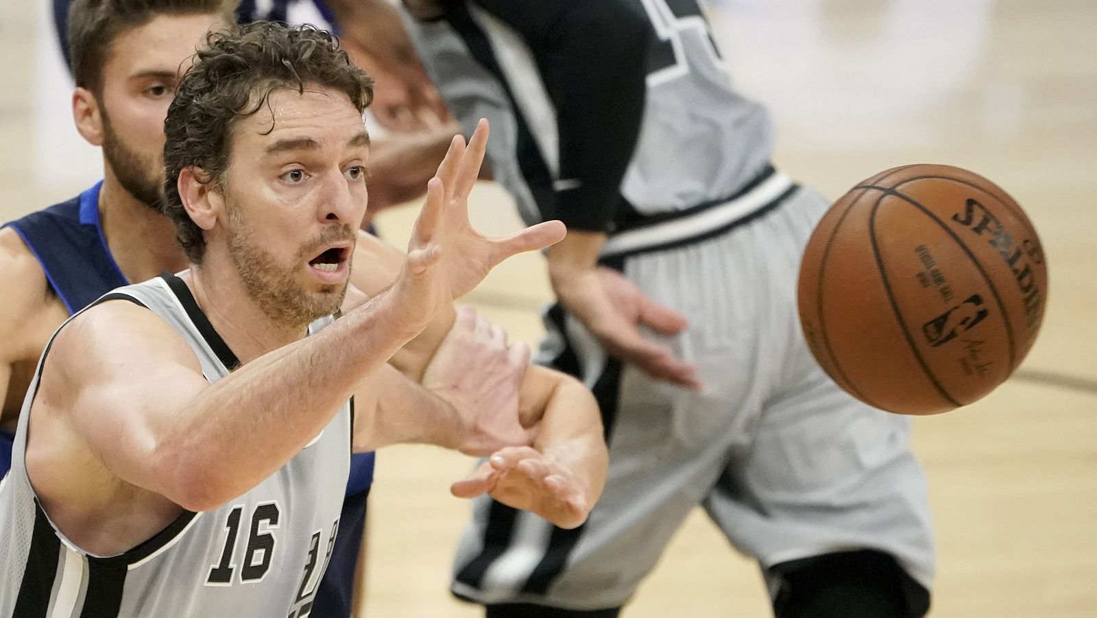 Pau lidera el triunfo de los Spurs