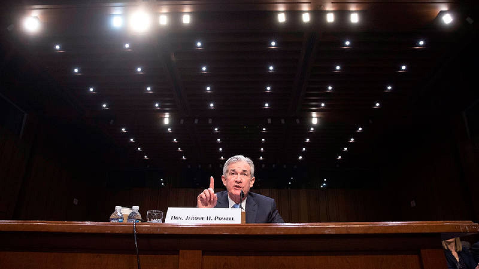 Jerome Powell, comparece en una audiencia de confirmación ante el Comité Bancario del Senado, en el Capitolio de Washington 