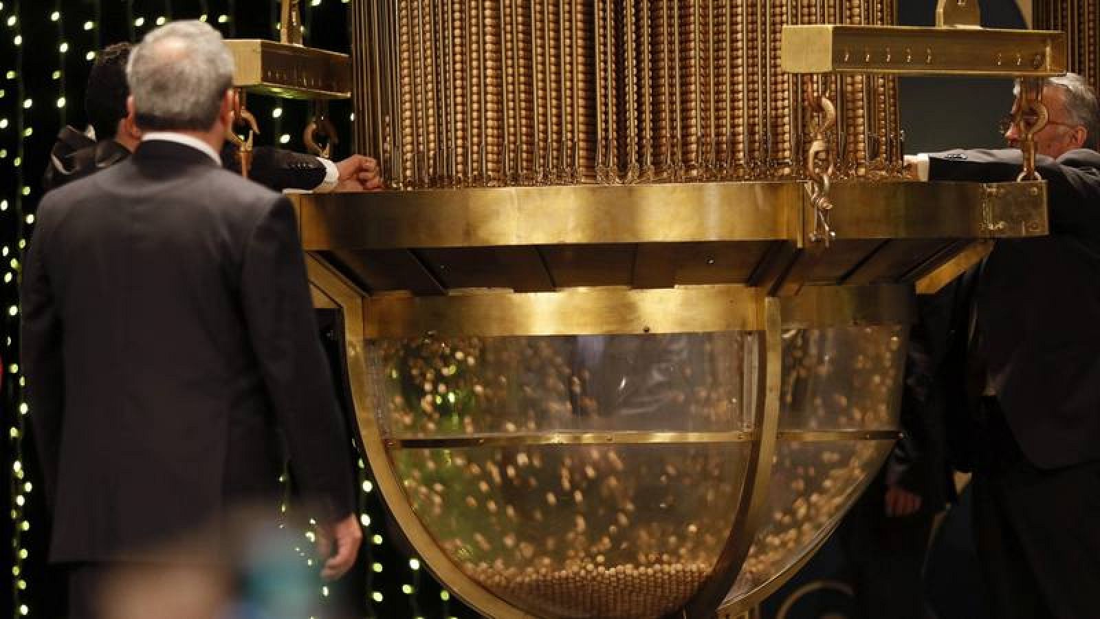 Comprobación de los números poco antes del inicio en el Teatro Real del sorteo extraordinario de Navidad