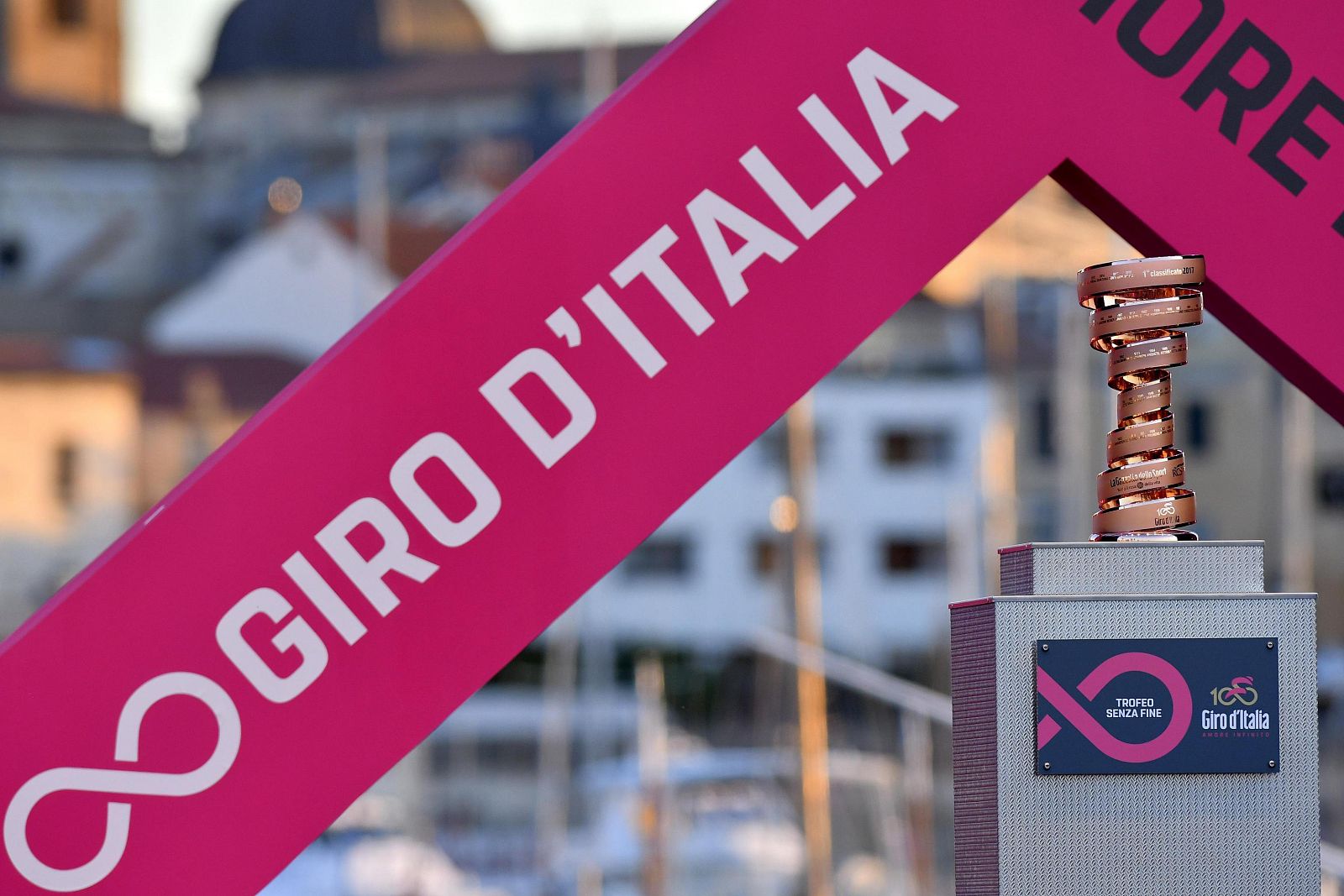 Fotografía del trofeo del Giro de Italia.