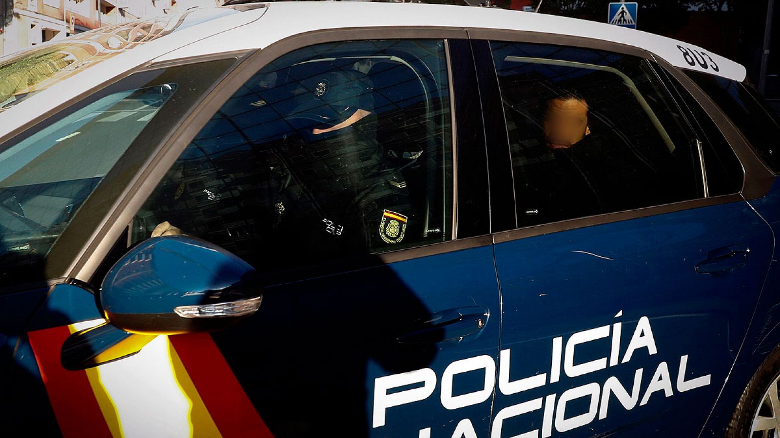 Coche de la Policía que traslada a dos de los cinco acusados de violar a una joven madrileña los pasados sanfermines, grupo que se hace llamar "la manada".