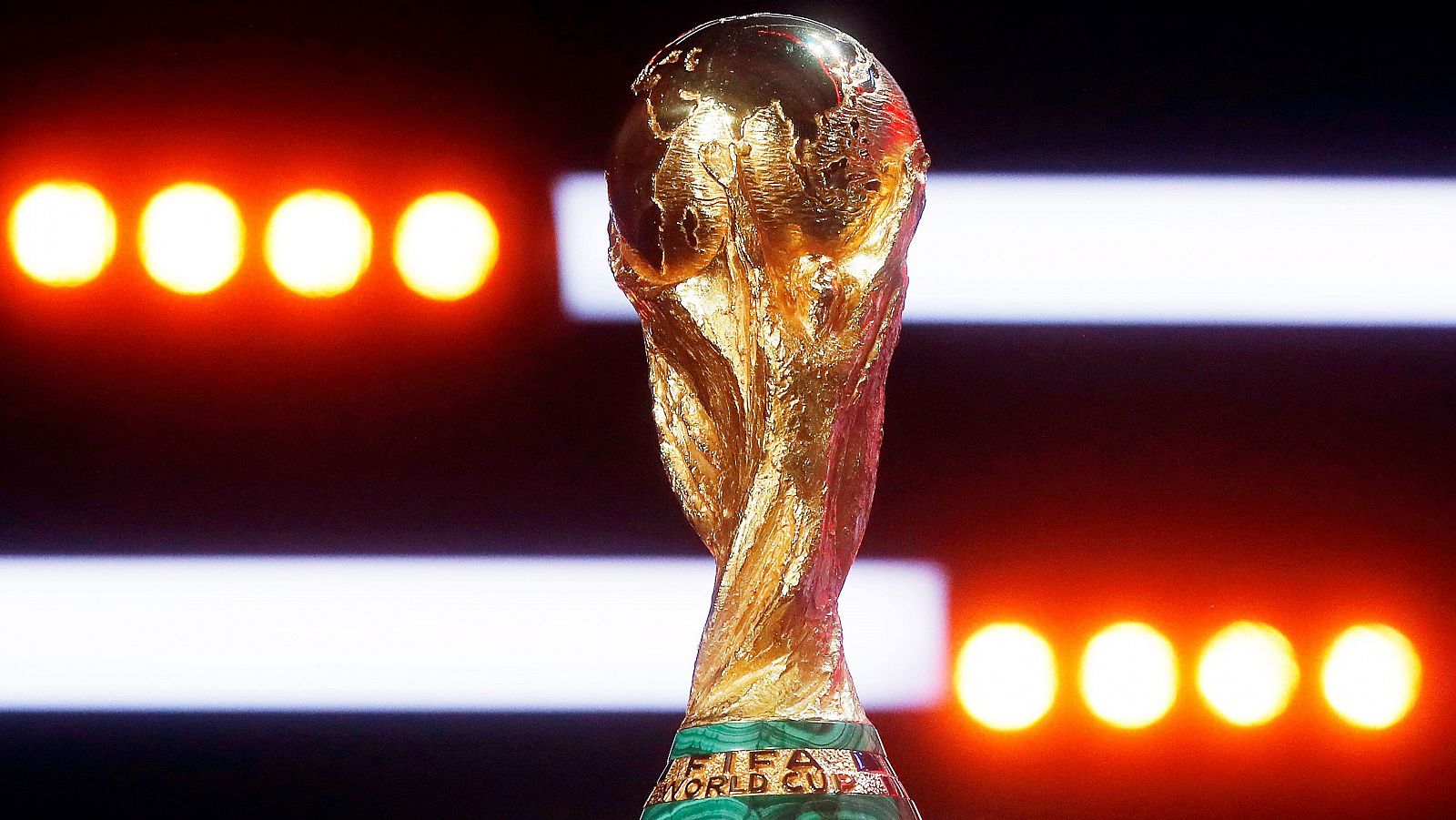 El trofeo de la Copa del Mundo de fútbol luce en Moscú antes del sorteo.
