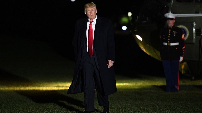 El presidente de EE. UU., Donald Trump, sale del Marine One después de llegar al jardín sur de la Casa Blanca en Washington, DC, (EE. UU.)