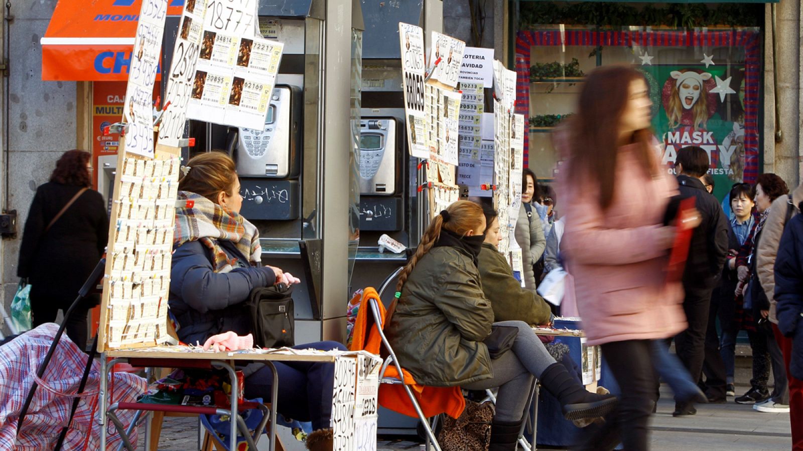 Vendedoras ambulantes de Lotería del Navidad en la madrileña Puerta de Sol