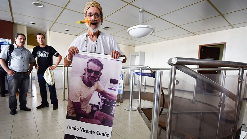 Un amigo del misionero Vicente Cañas sostiene un cartel con su foto en el juicio celebrado este jueves