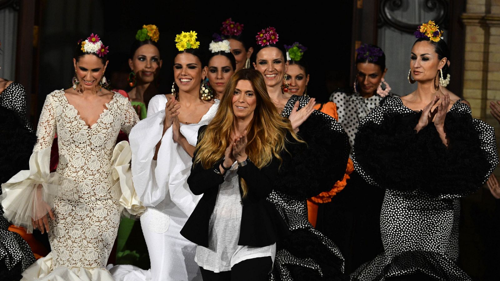 La diseñadora Juana Martin en un desfile de moda flamenca.