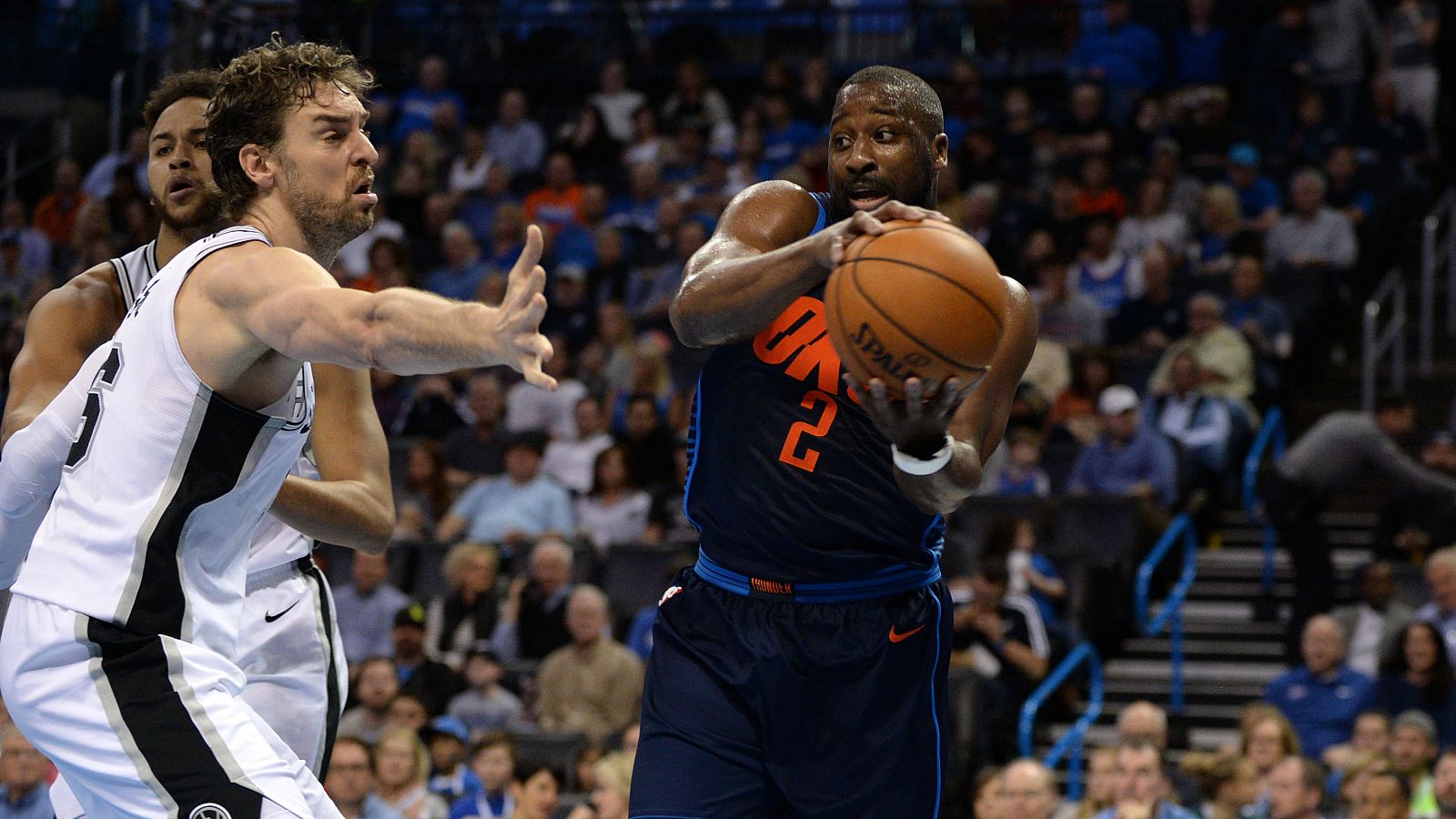 Abrines le gana la partida a Pau