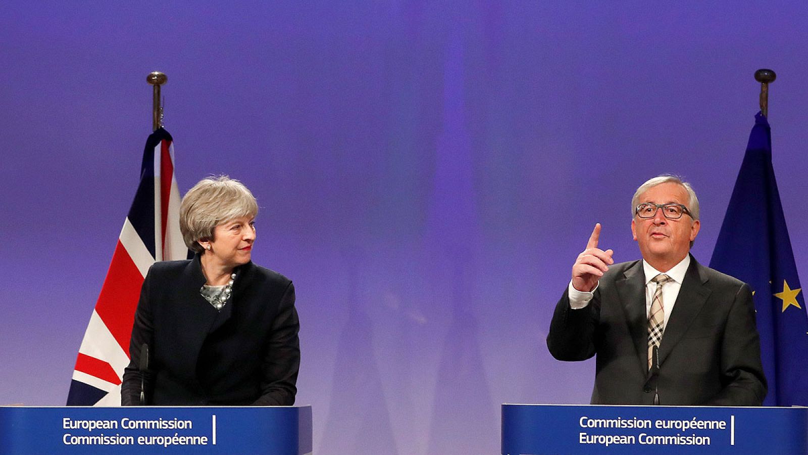 La primera ministra británica, Theresa May y el presidente de la Comisión Europea, Jean-Claude Juncker comparecen tras la reunión para negociar diferentes términos del "brexit".