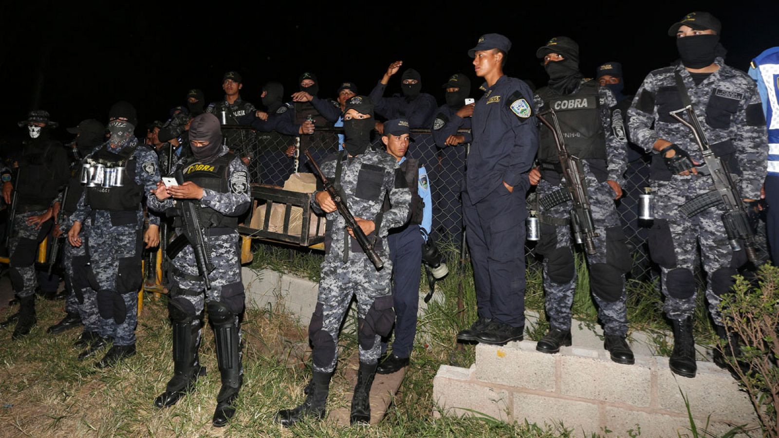 Cientos de policías antidisturbios de Honduras se declaran en huelga de "brazos caídos"