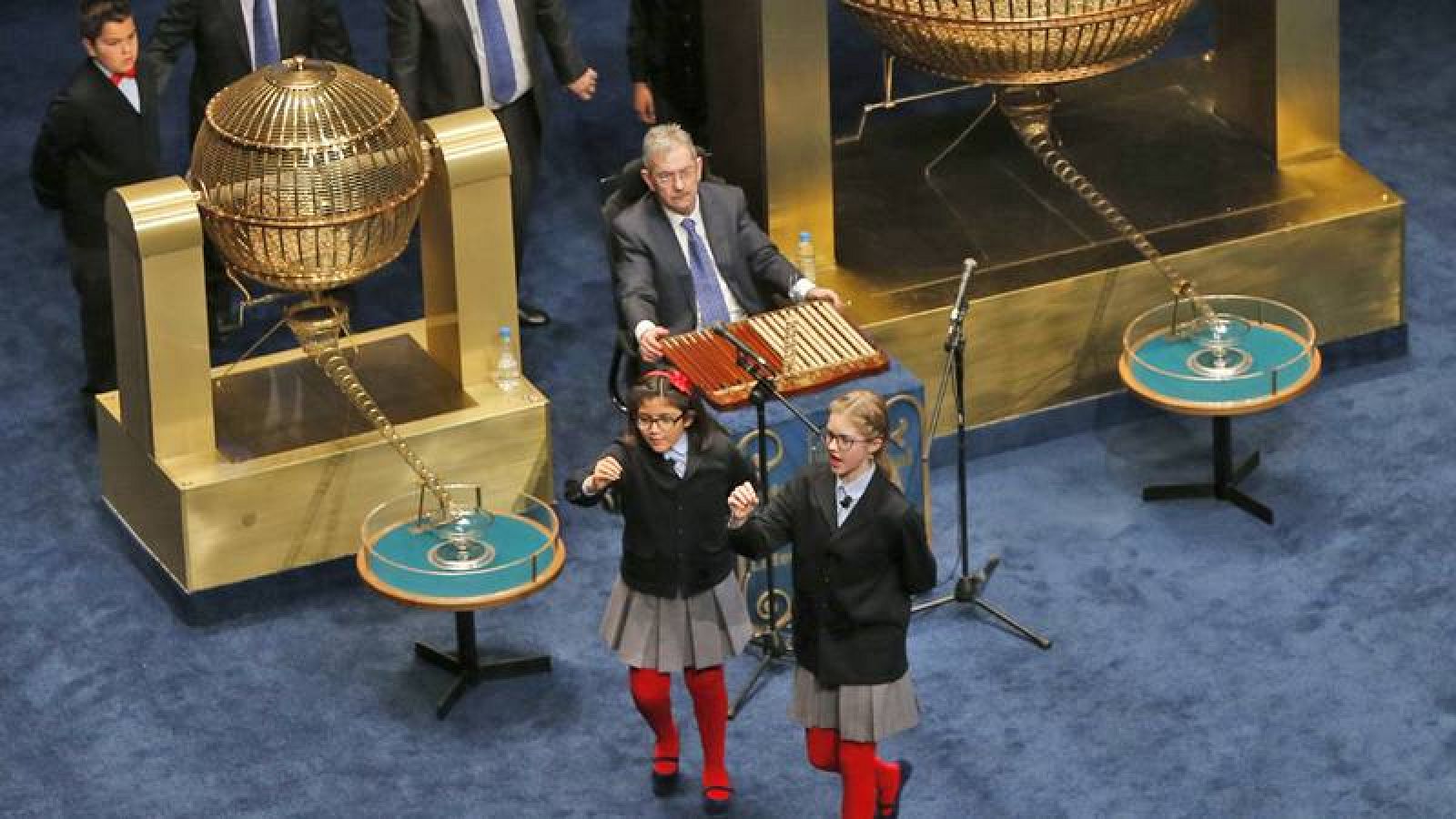 Las niñas de San Ildefonso Lorena Stefan y Nicol Valenzuela que cantaron el 'Gordo' en los sorteos de 2015 y 2016