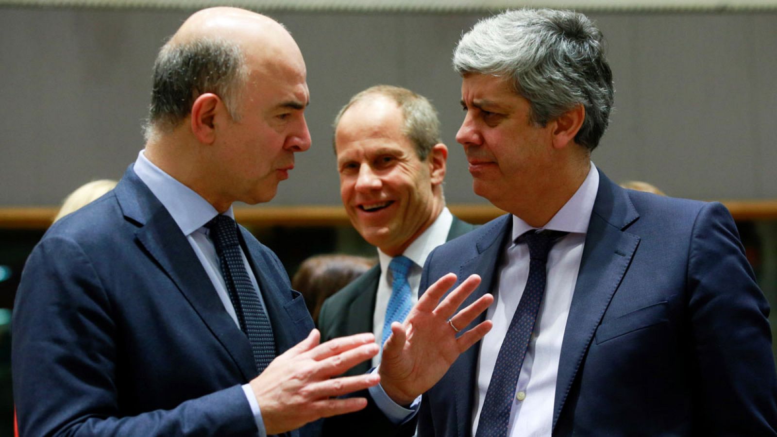 Pierre Moscovici conversa con el recién elegido Presidente del Eurogrupo, Mário Centeno