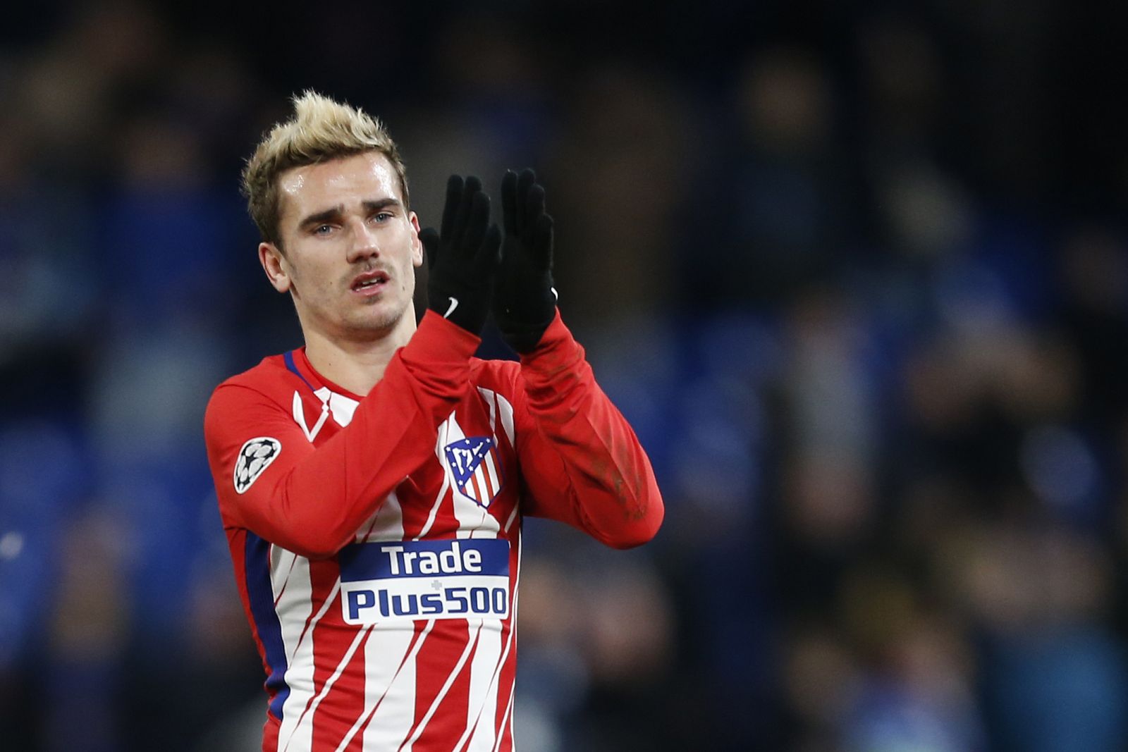 Griezmann saluda a los seguidores rojiblancos tras empatar ante el Chelsea en Londres.