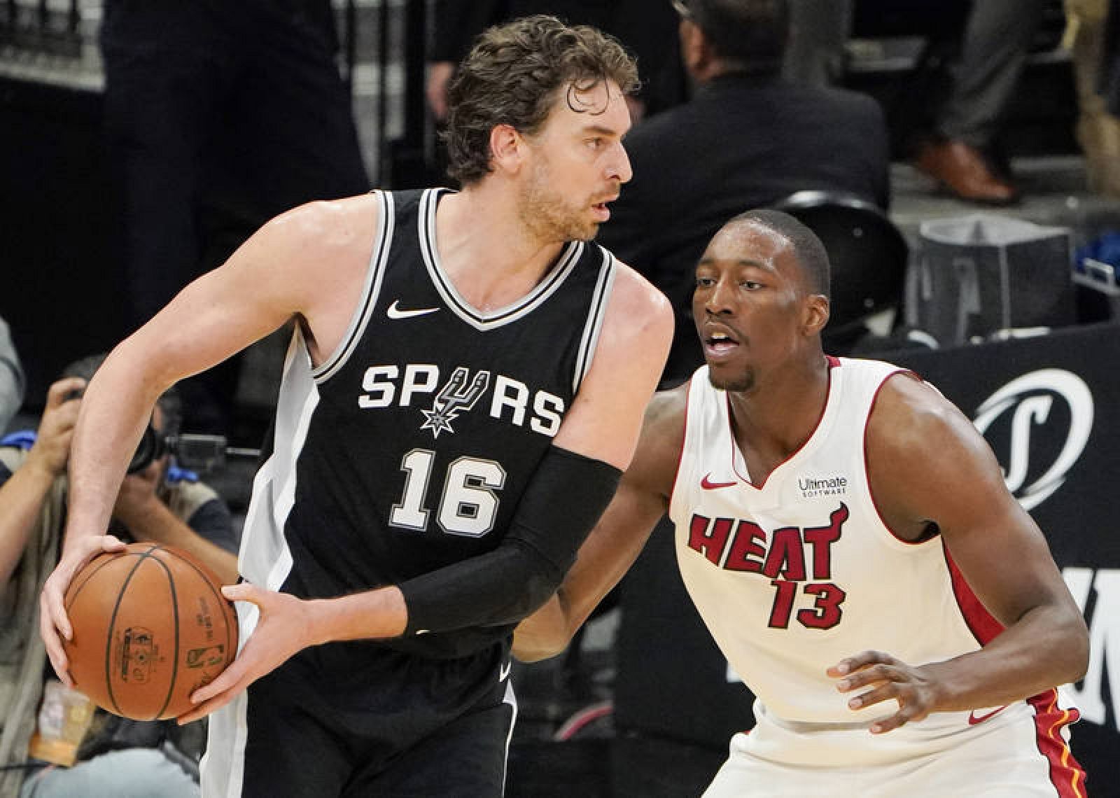 Pau Gasol (i) de San Antonio Spurs disputa el balón con Bam Adebayo de los Miami Heat.
