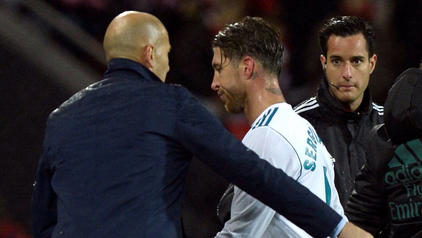 Sergio  Ramos enfila los vestuarios tras su expulsión en San Mamés.