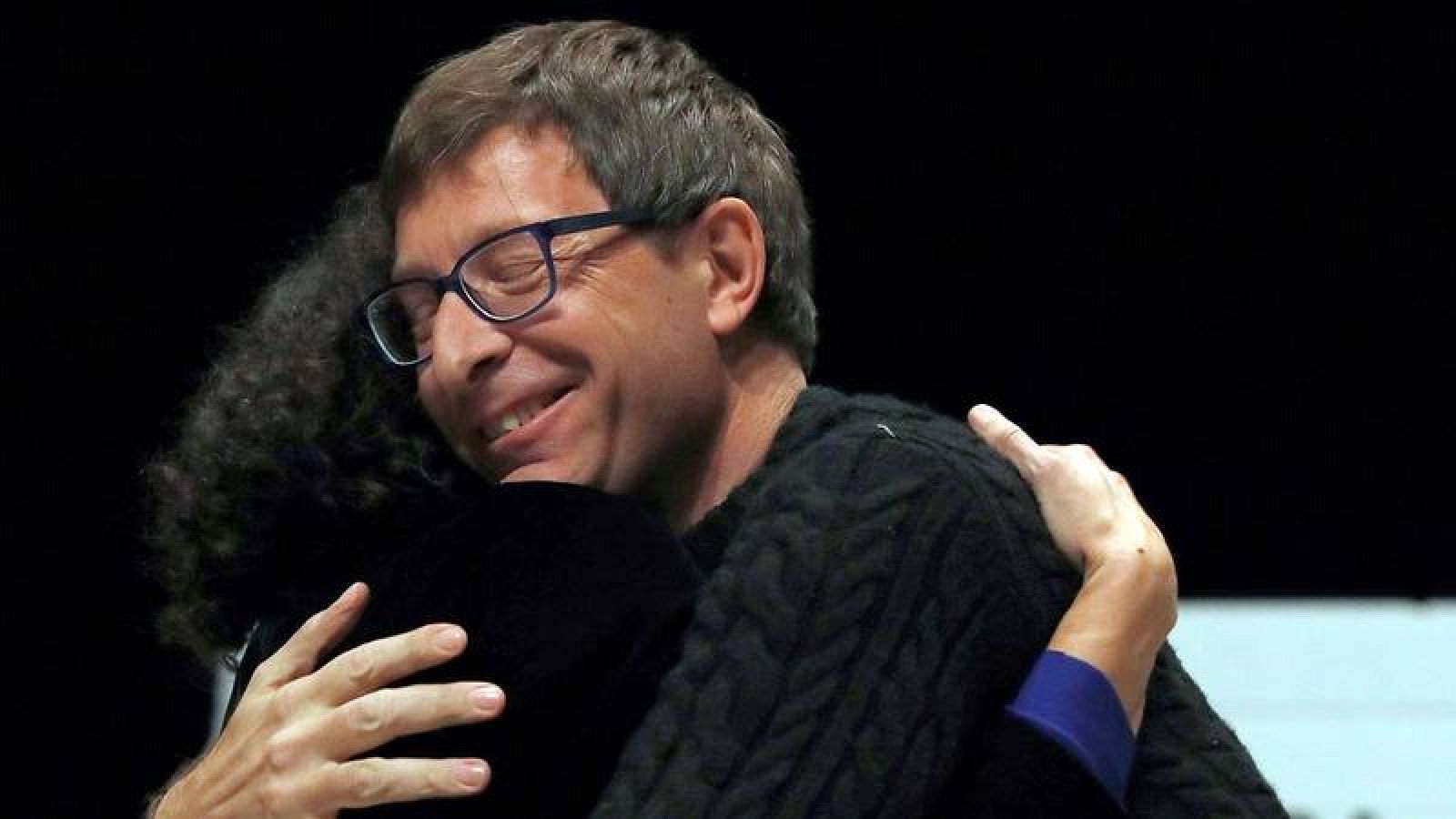 El exconseller Mundò y Rovira se abrazan en un mitin de ERC.