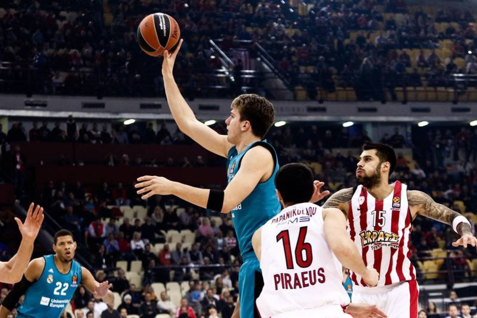 Doncic, en acción ante el Olympiacos