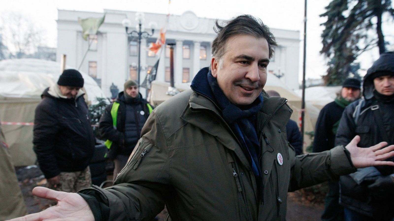 El expresidente georgiano y exgobernador de Odessa, Mijaíl Saakashvili, hablando con los manifestantes acampados frente al Parlamento ucraniano, en Kiev, Ucrania, el pasado 6 de diciembre de 2017.