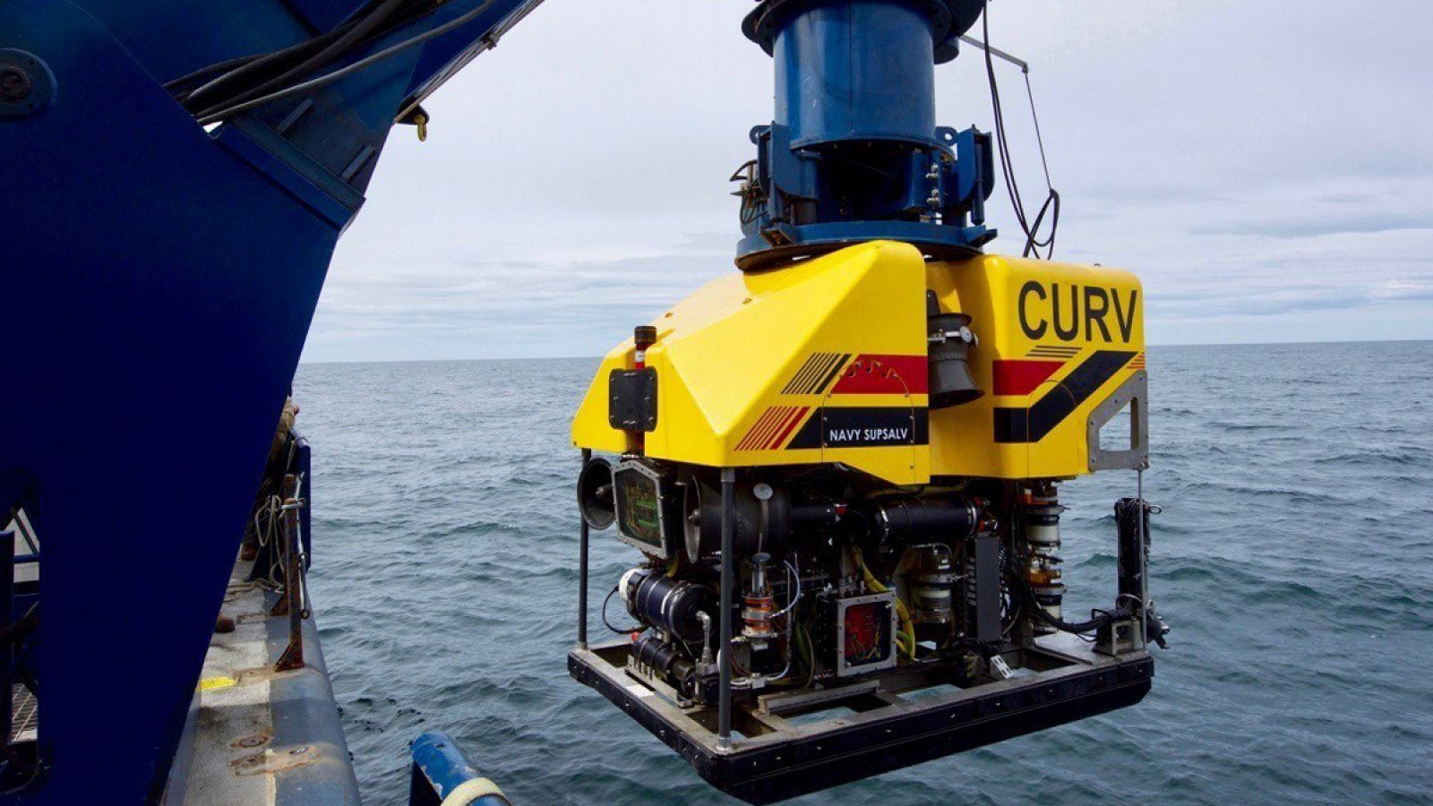 El R/V Atlantis, un buque de búsqueda de la Marina de EE.UU., despliega el vehículo submarino Undersea Recovery Vehicle cerca de la costa de Comodoro, Argentina