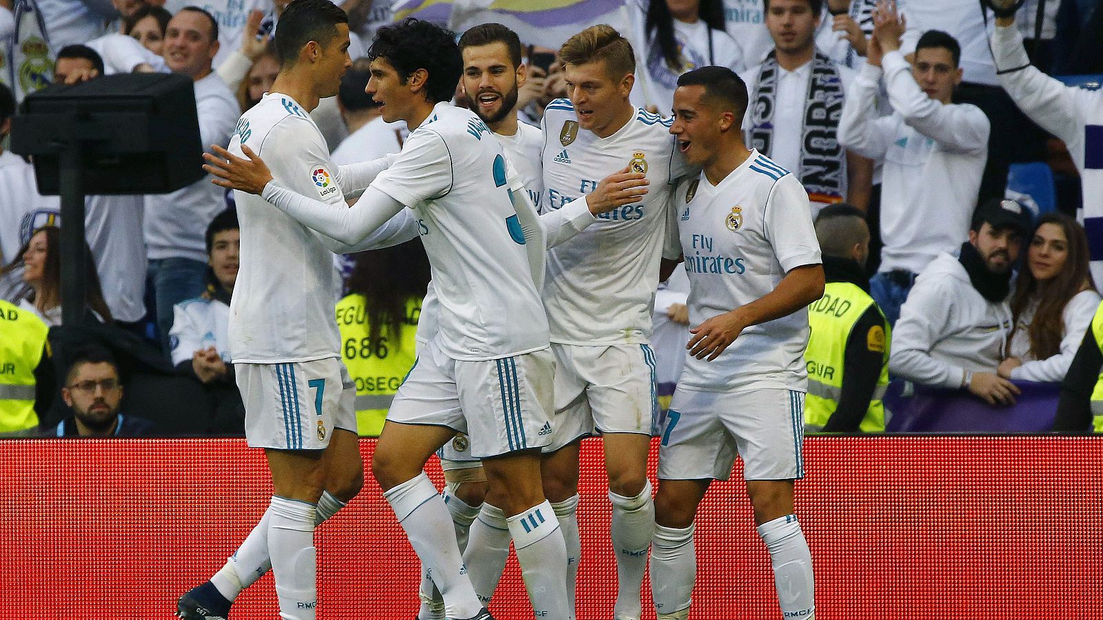 Los jugadores del Real Madrid, en el partido contra el Sevilla.