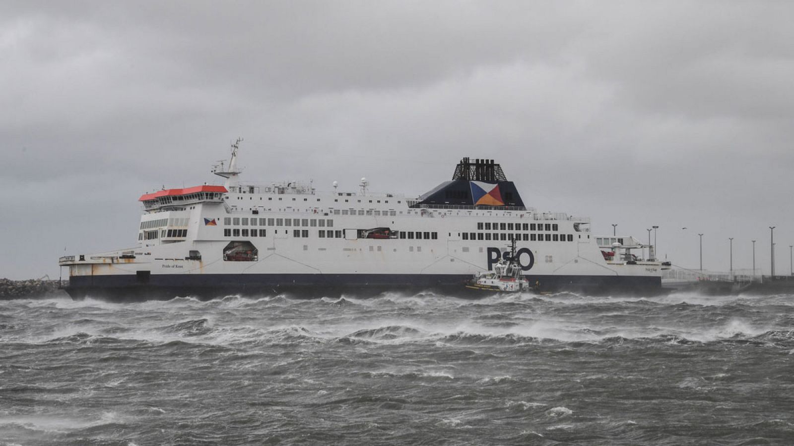 El ferry "Pride Of Kent" encallado el domingo 10 de diciembre de 2017 en el puerto de francés de Calais.