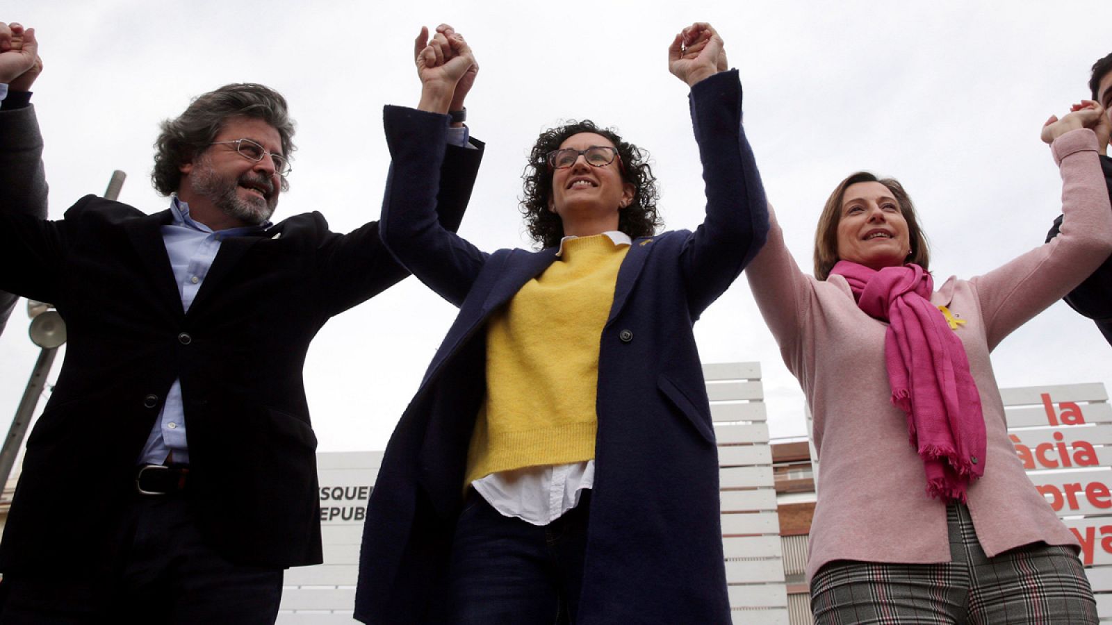Marta Rovira, junto a la presidenta del Parlament, Carme Forcadell, y el candidato Antoni Castellá, en un mitin de ERC en Badalona (Barcelona)