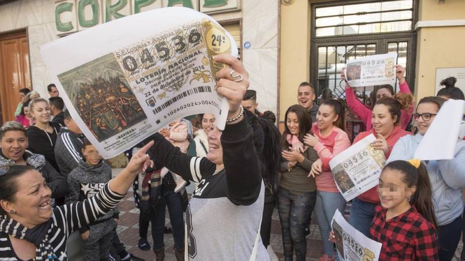 Vecinos de Pinos Puente (Granada) celebran el segundo premio del la Lotería de Navidad de 2016