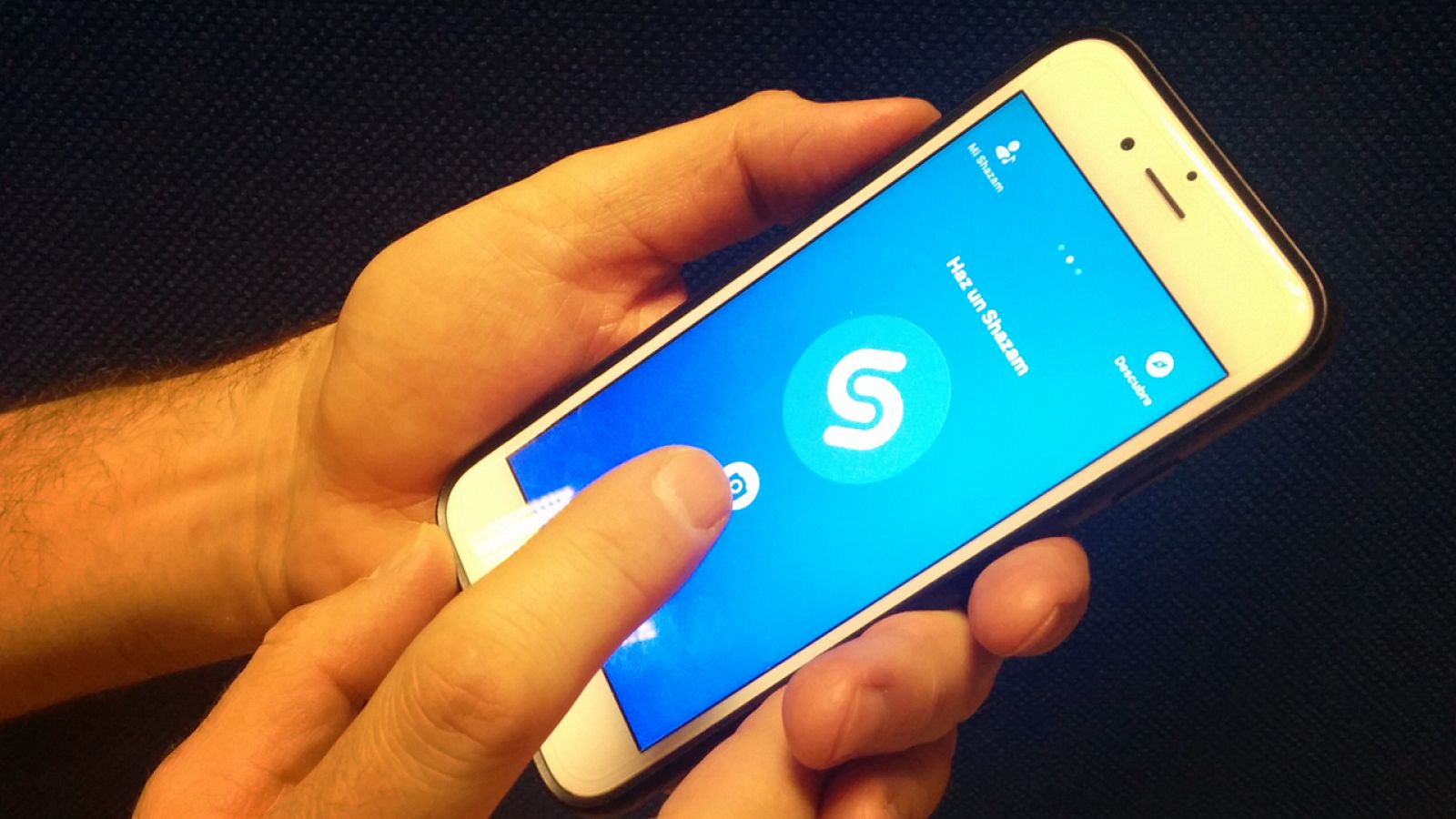 La aplicación de identificación musical 'Shazam' en un iPhone