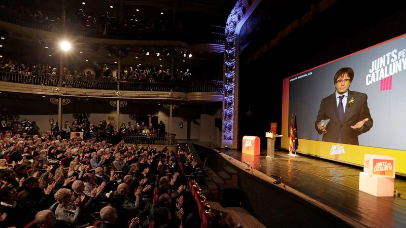 Puigdemont interviene en un mitin por videoconferencia desde Bruselas.