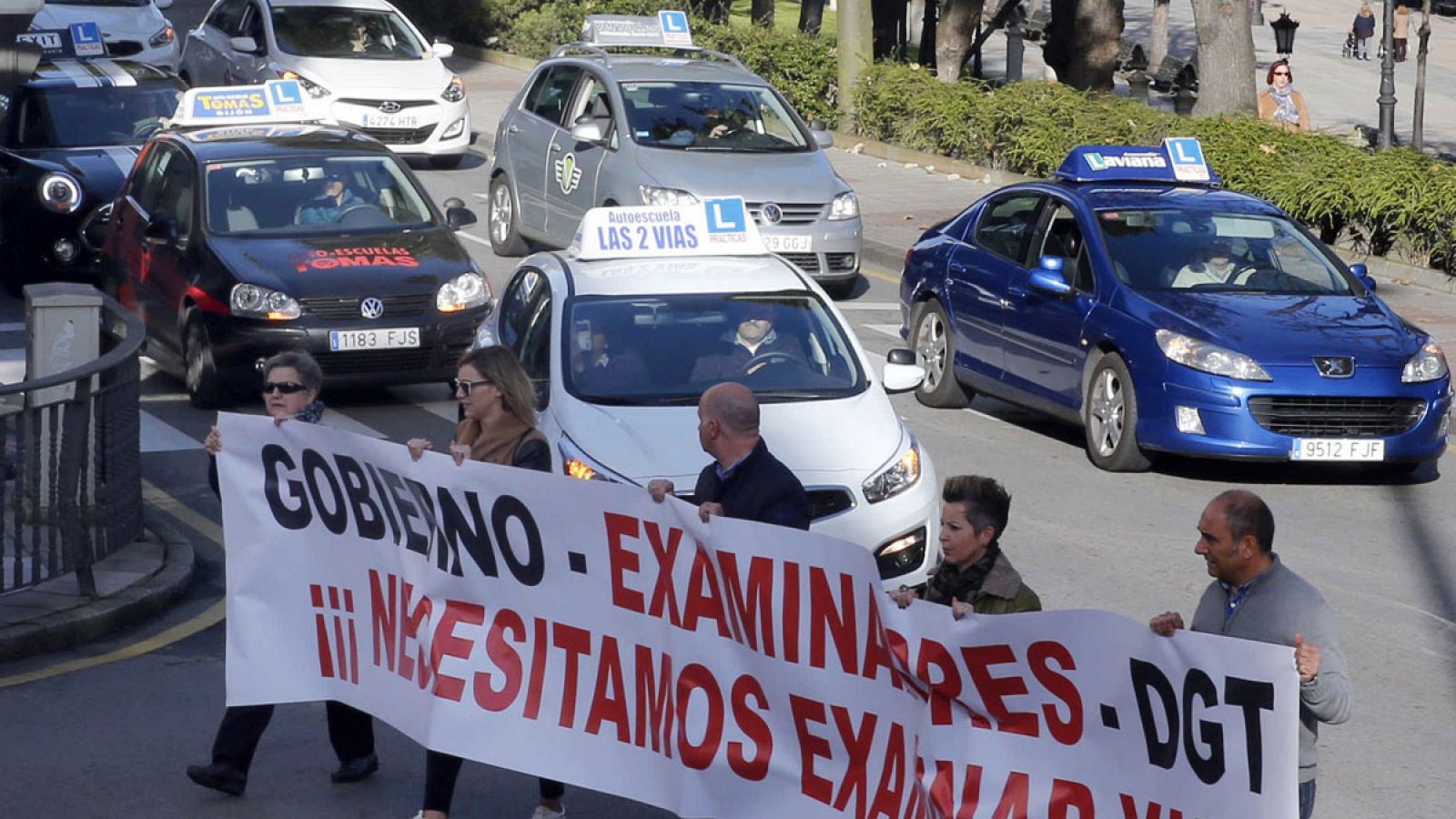 Marcha de coches por las calles de Oviedo de la Unión de Empresarios de Autoescuela de Asturias a finales de noviembre