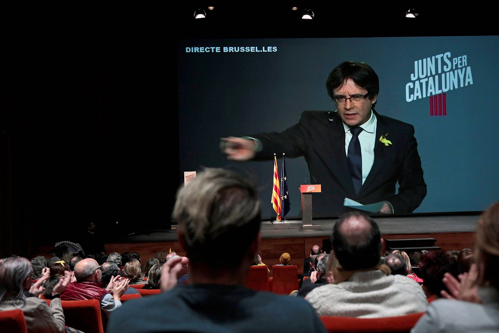 Carles Puigdemont interviene en un mitin de JxCat desde Bruselas.