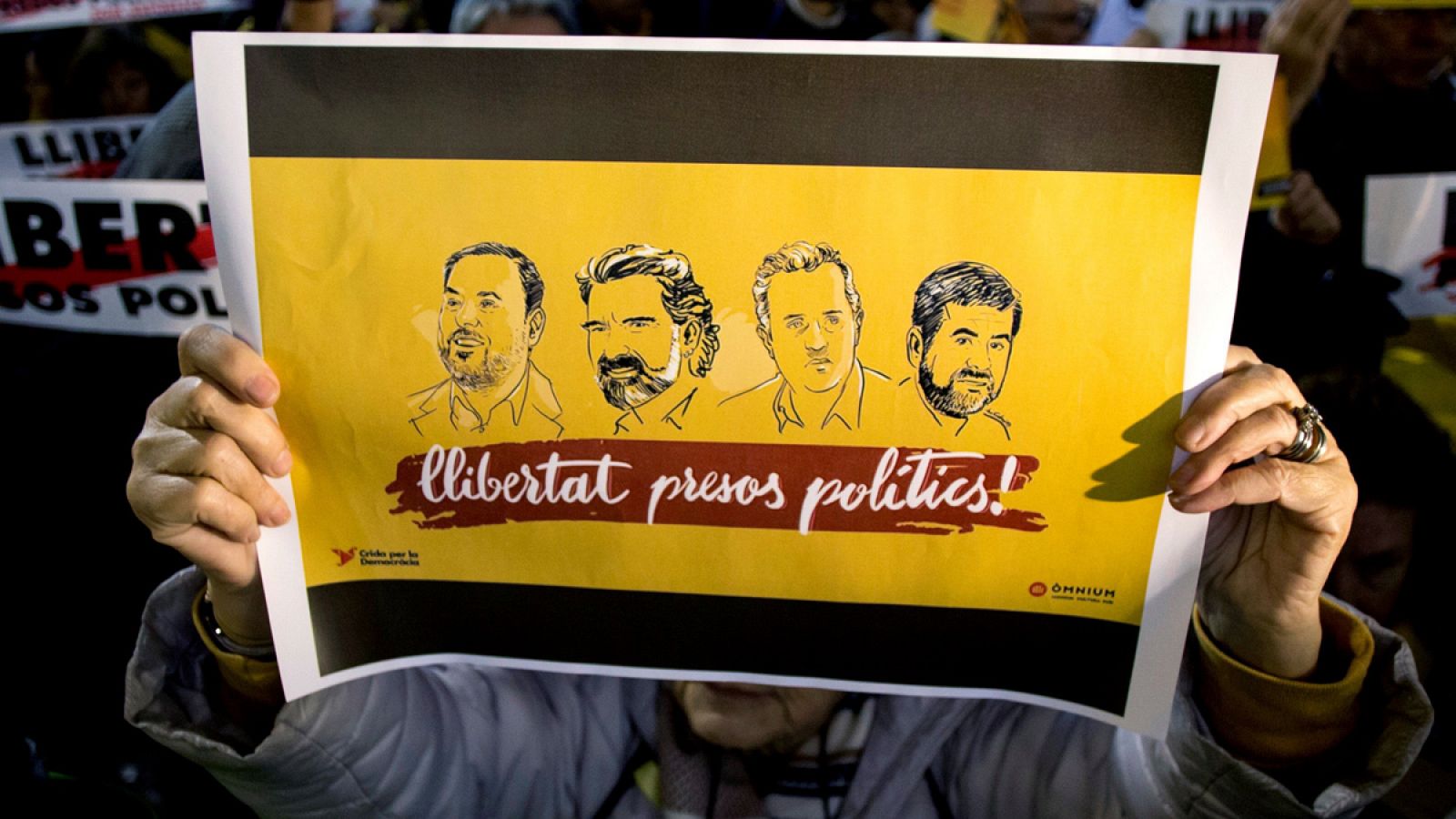 Concentración en la plaza Sant Jaume de Barcelona contra la decisión de mantener en prisión Oriol Junqueras, Jordi Cuixart, Joaquim Forn y Jordi Sànchez