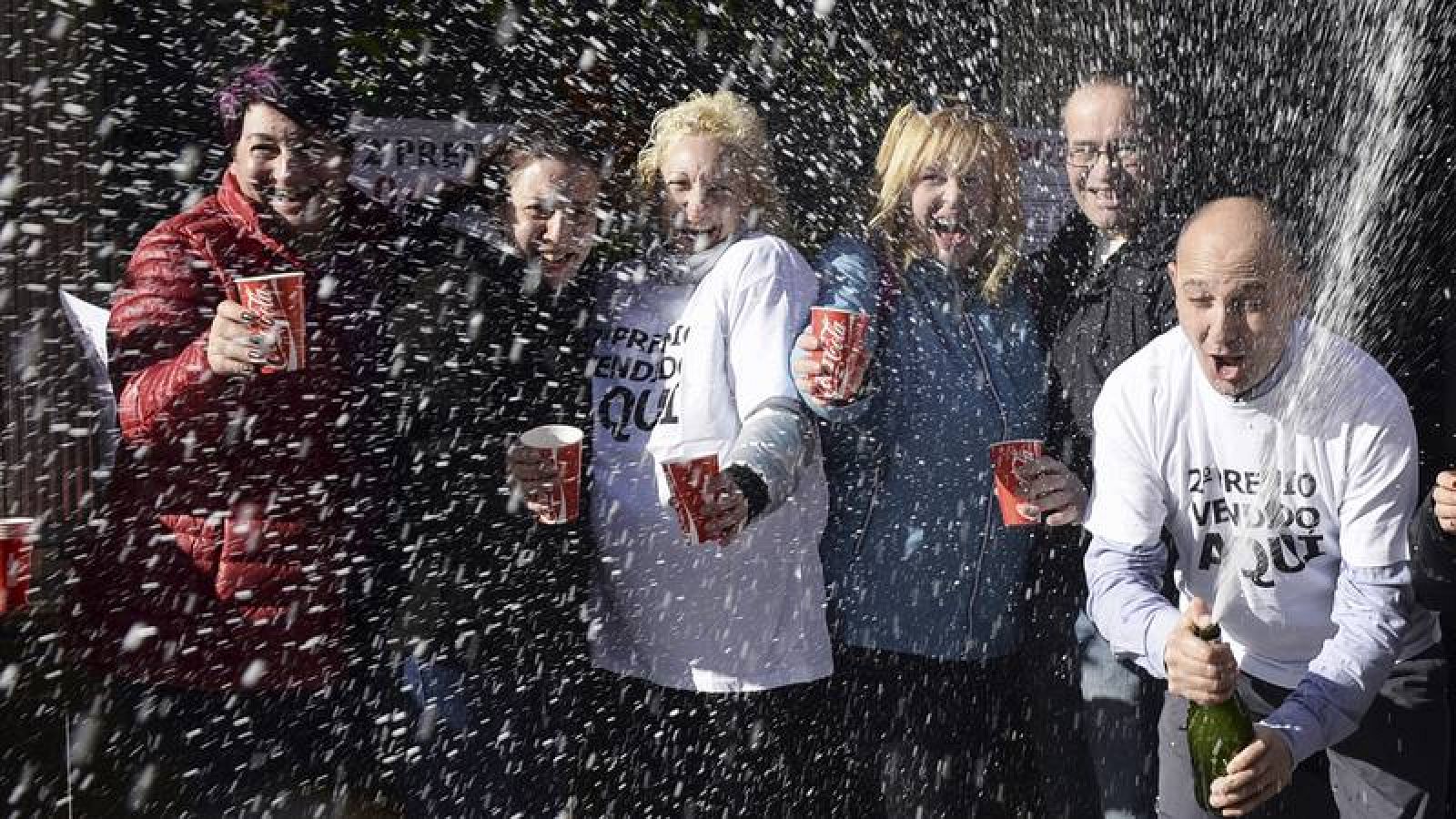 Agraciados de la Lotería de Navidad celebran haber ganado